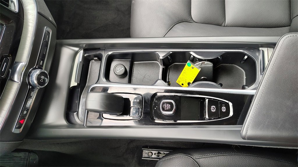 Certified 2025 Volvo XC60 B5 Plus image 20