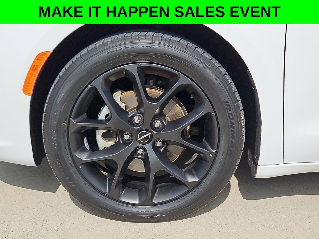 Used 2025 Chrysler Pacifica Limited FWD image 34