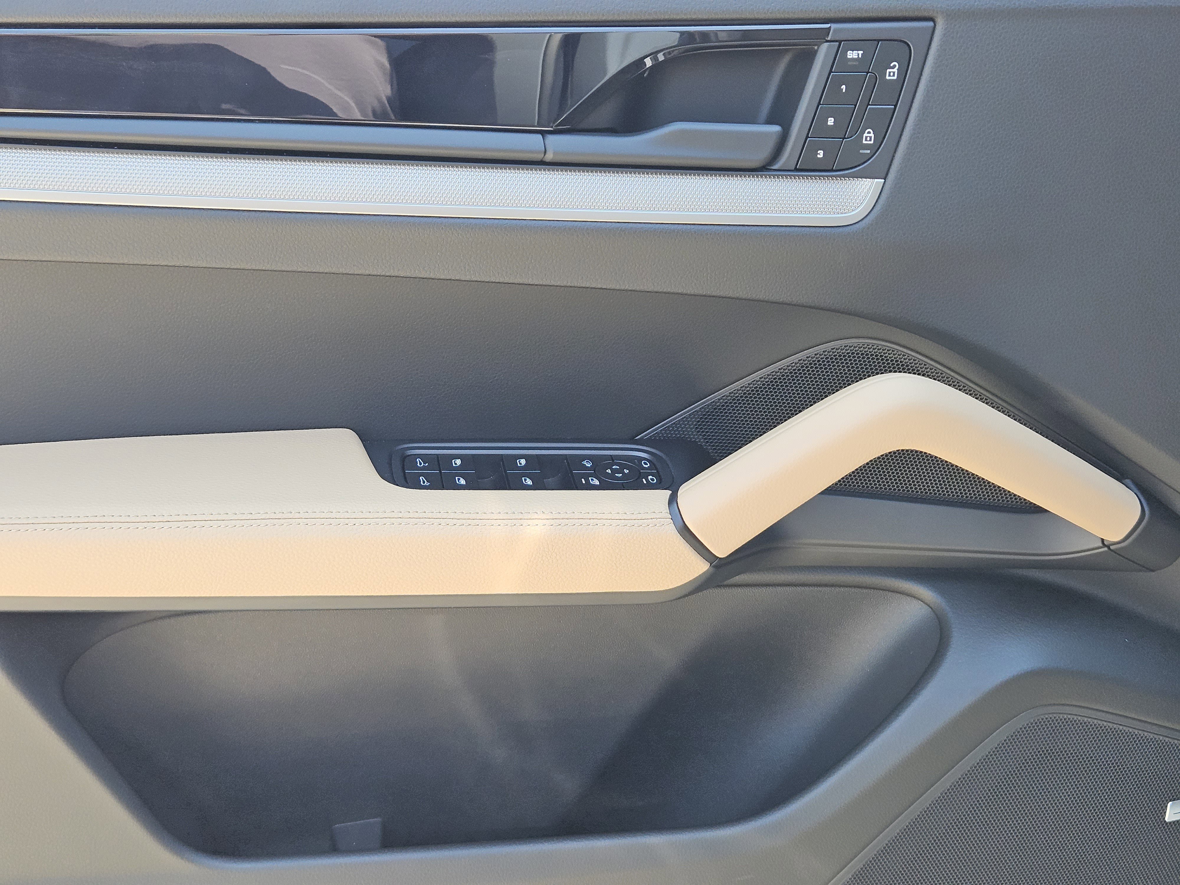 Certified 2025 Porsche Cayenne Coupe image 30