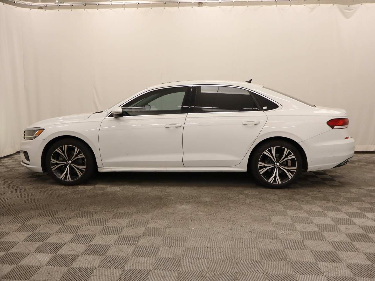 Used 2021 Volkswagen Passat 2.0T SE FWD image 2