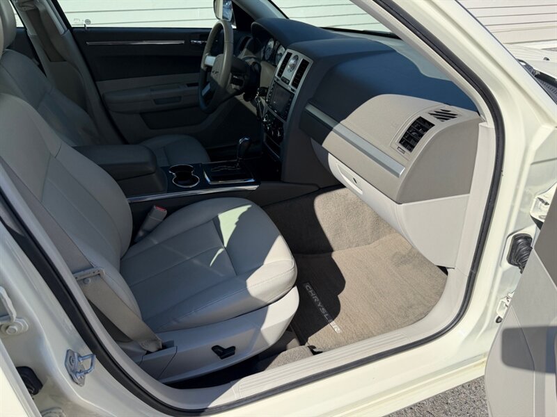 Used 2009 Chrysler 300 Touring RWD image 26
