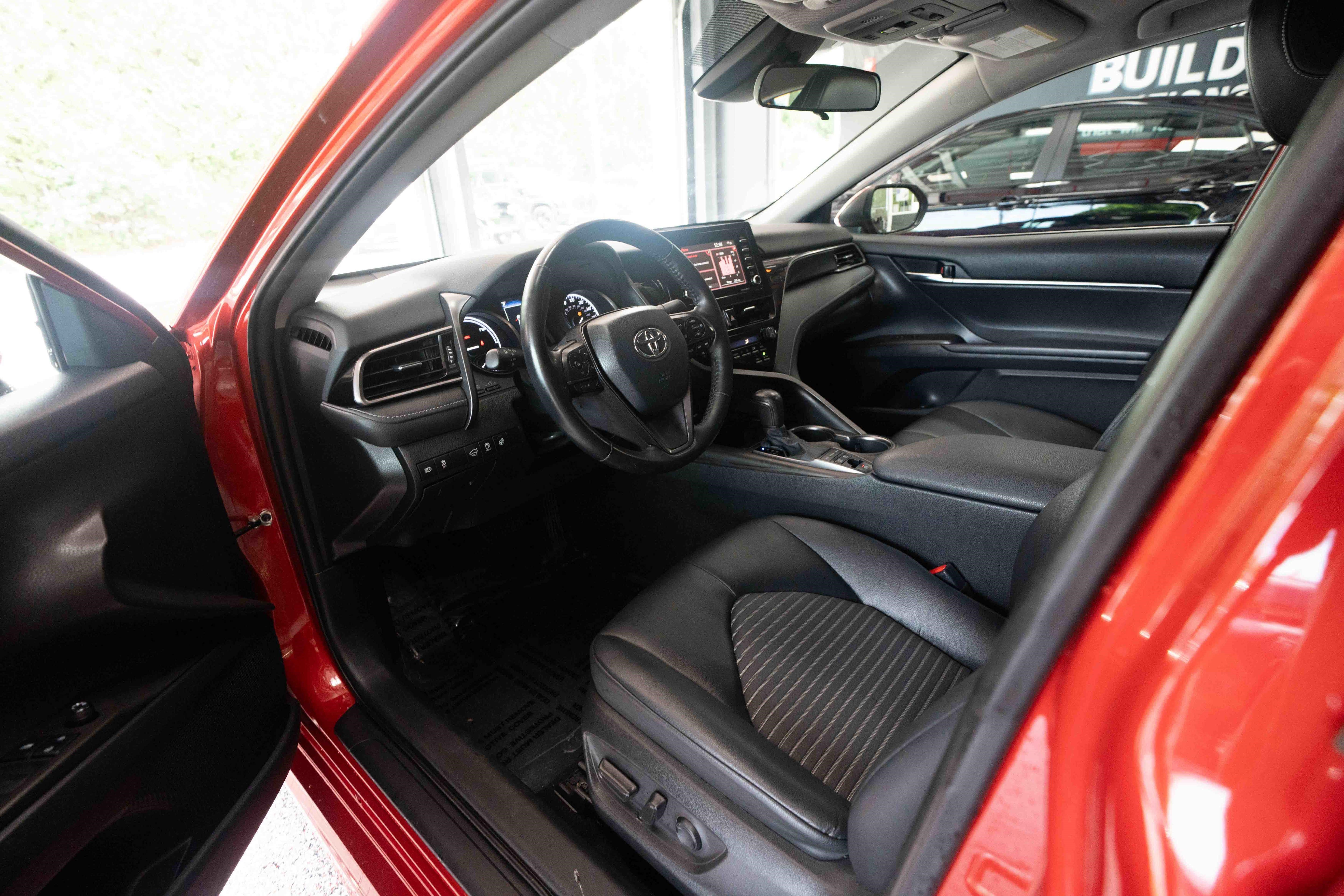 Used 2022 Toyota Camry SE w/ Cold Weather Package FWD image 8