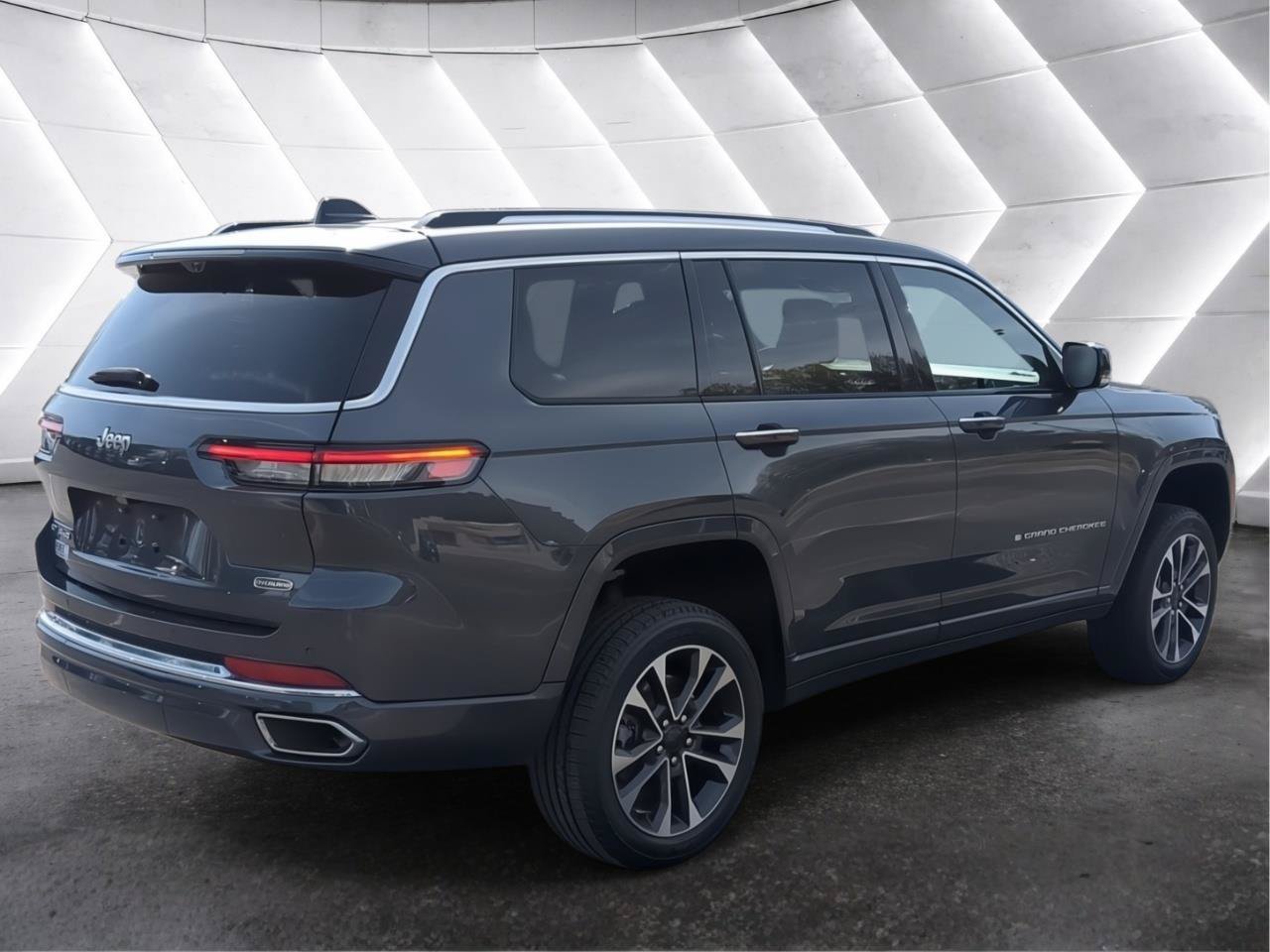 Used 2023 Jeep Grand Cherokee L Overland w/ Advanced Protech Group III AWD/4WD image 6