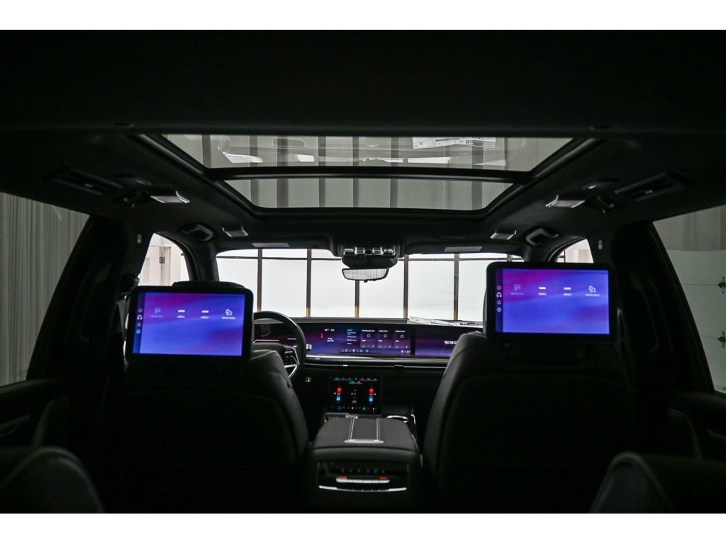 New 2026 Cadillac Escalade ESV Platinum Sport w/ LPO, ONYX Package AWD/4WD image 16