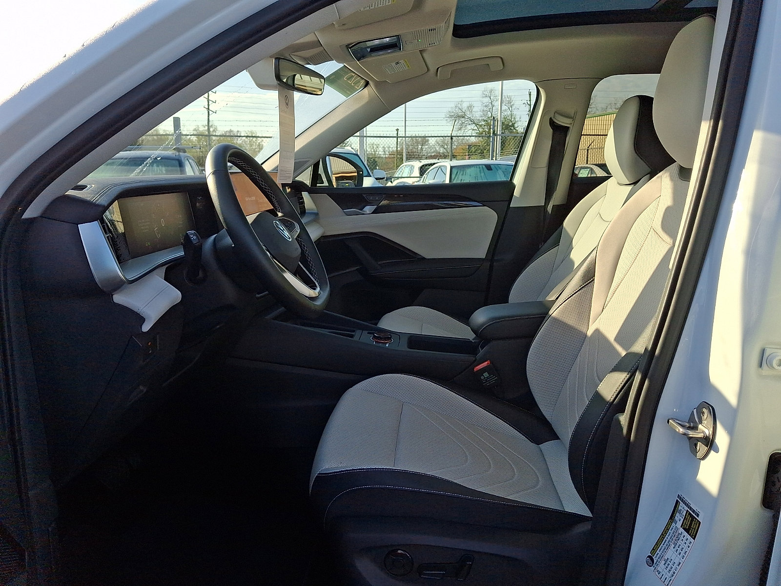 Certified 2025 Volkswagen Tiguan SE image 13