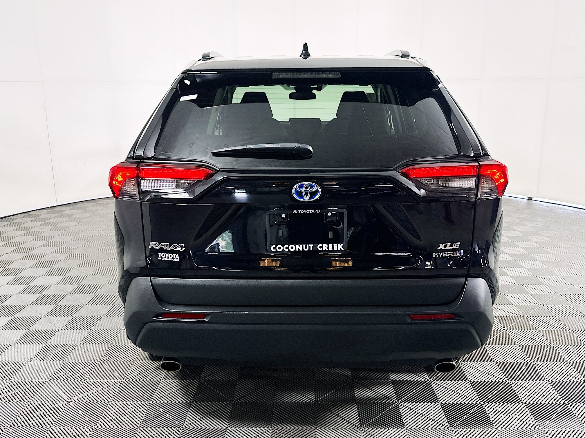 Used 2024 Toyota RAV4 XLE w/ Convenience Package AWD/4WD image 4