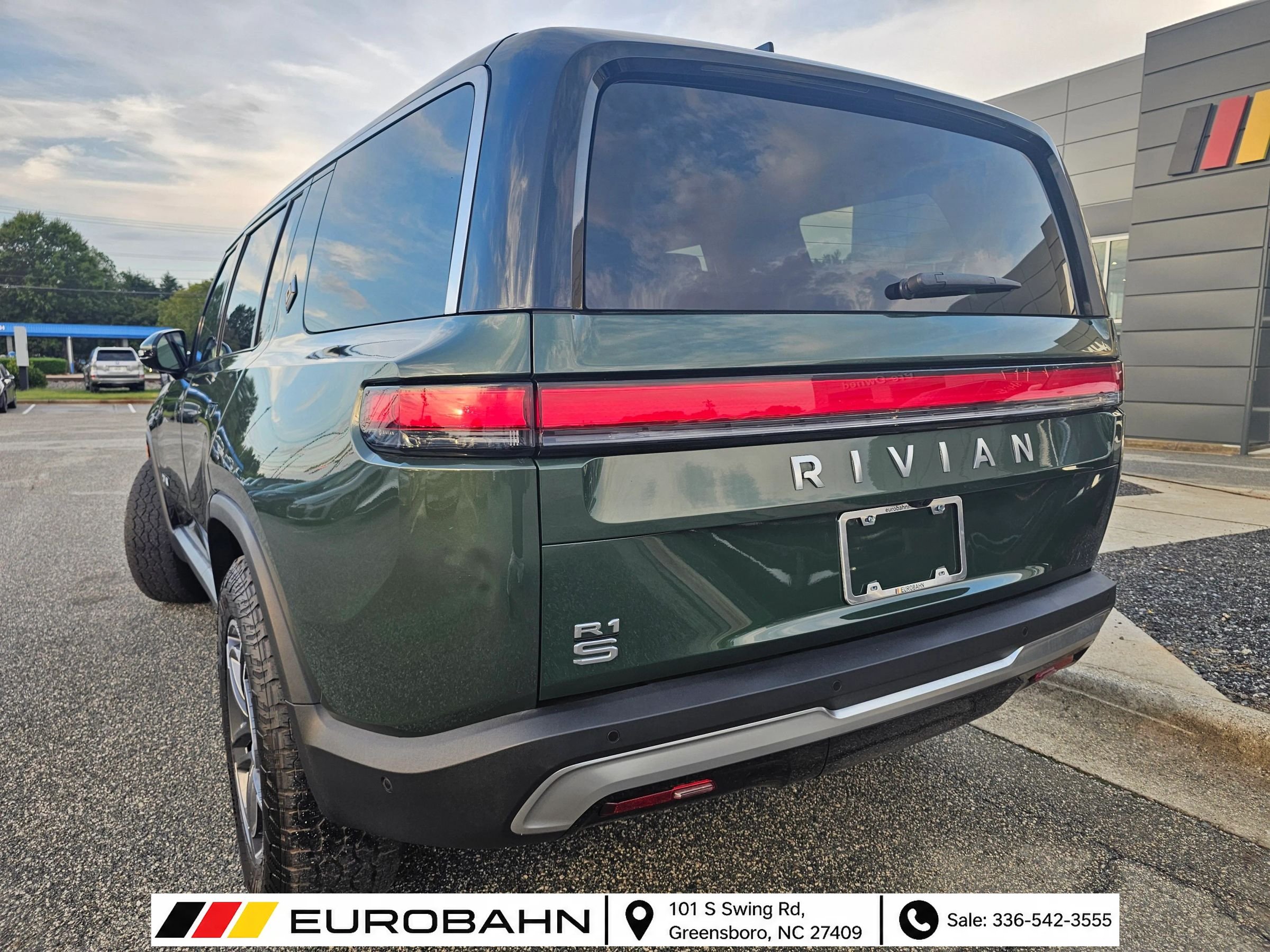 Used 2025 Rivian R1S Adventure Dual AWD/4WD image 3
