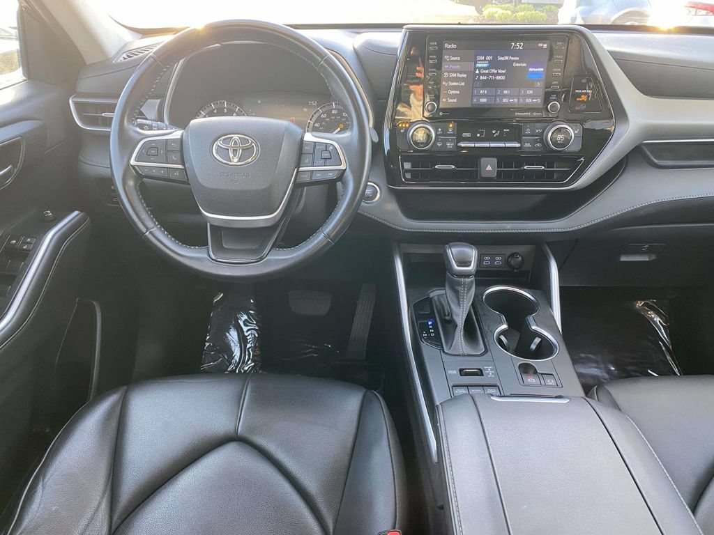 Used 2022 Toyota Highlander XLE AWD/4WD image 9