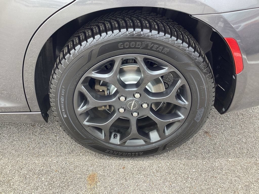 Used 2019 Chrysler 300 Touring w/ Sport Appearance Package AWD/4WD image 24