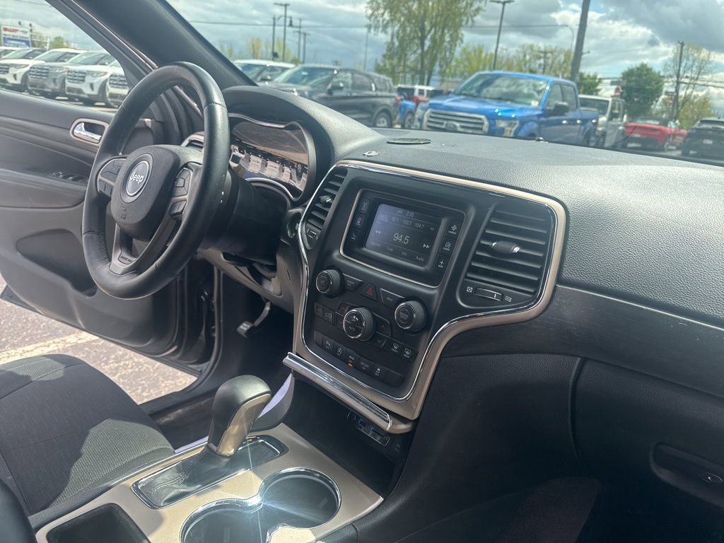 Used 2017 Jeep Grand Cherokee Laredo AWD/4WD image 34