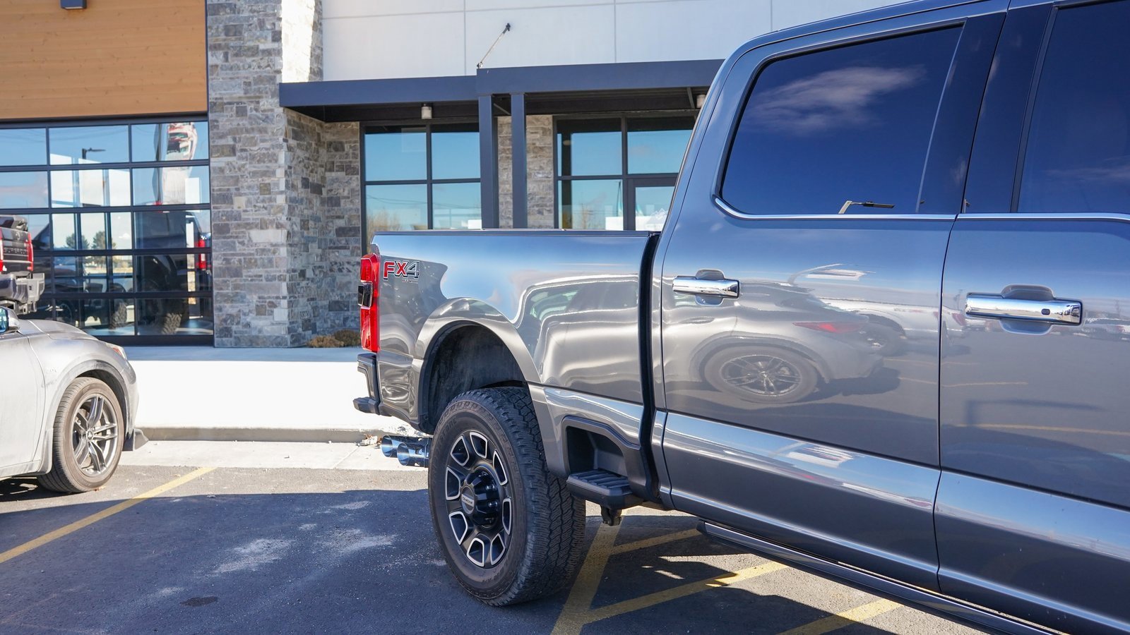 Used 2024 Ford F350 Platinum w/ FX4 Off-Road Package image 5