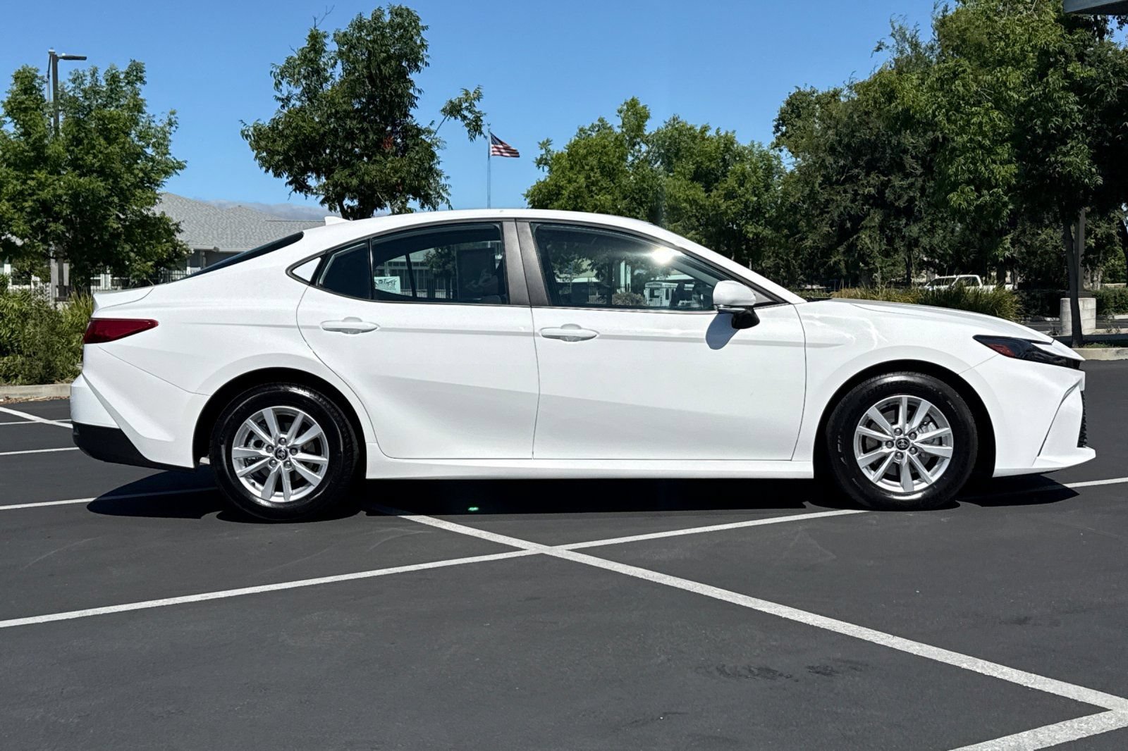 Used 2025 Toyota Camry LE FWD image 10