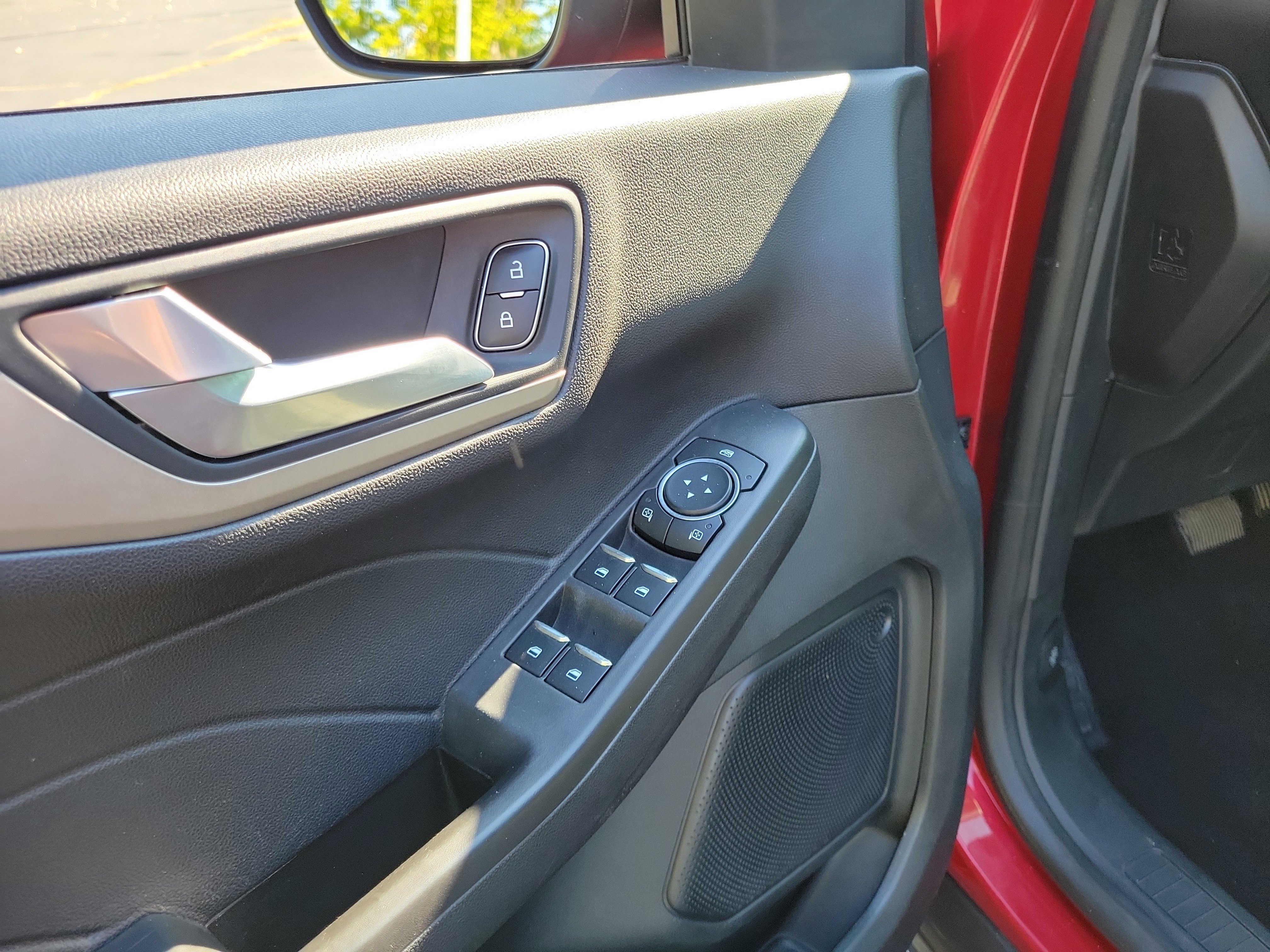 Used 2021 Ford Escape SE image 18