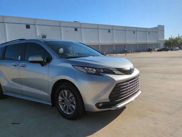 Used 2025 Toyota Sienna XLE image 3