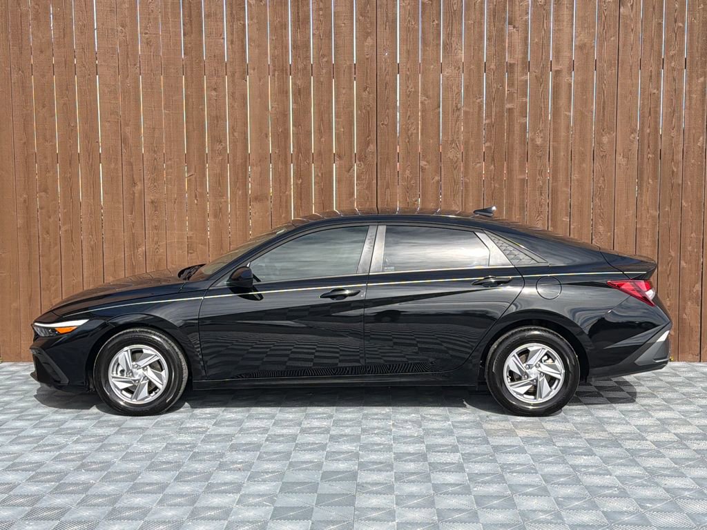Used 2025 Hyundai Elantra SE image 11