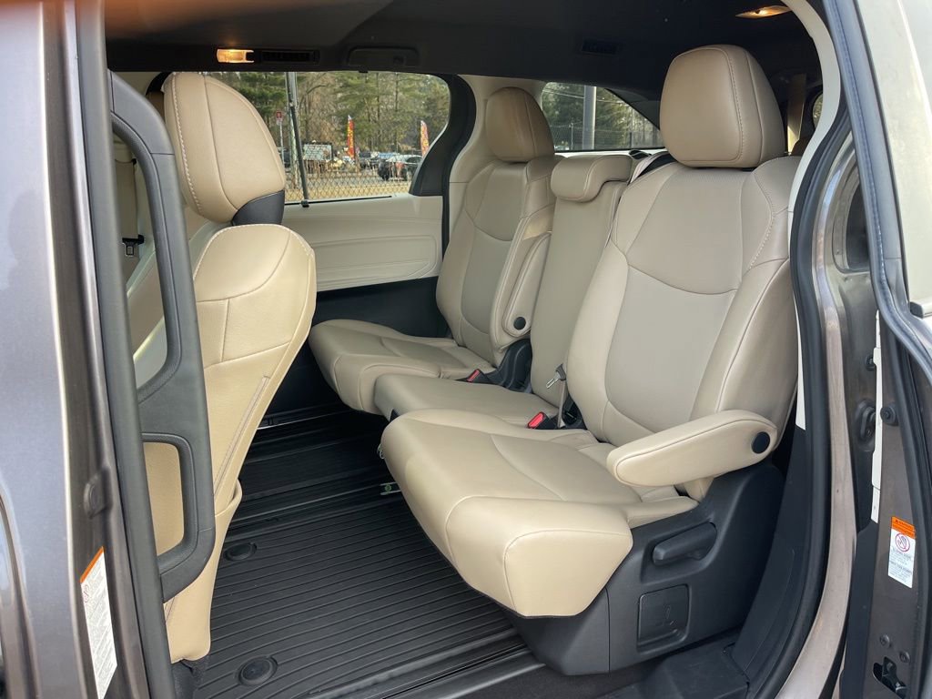 Used 2021 Toyota Sienna XLE image 19