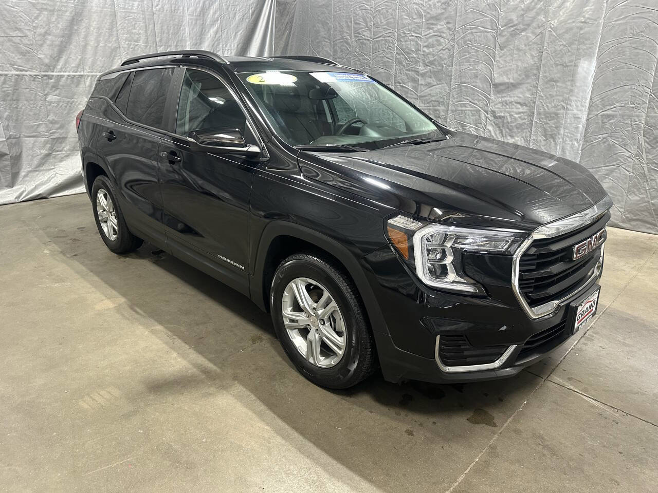 Used 2023 GMC Terrain SLE w/ Driver Convenience Package image 1