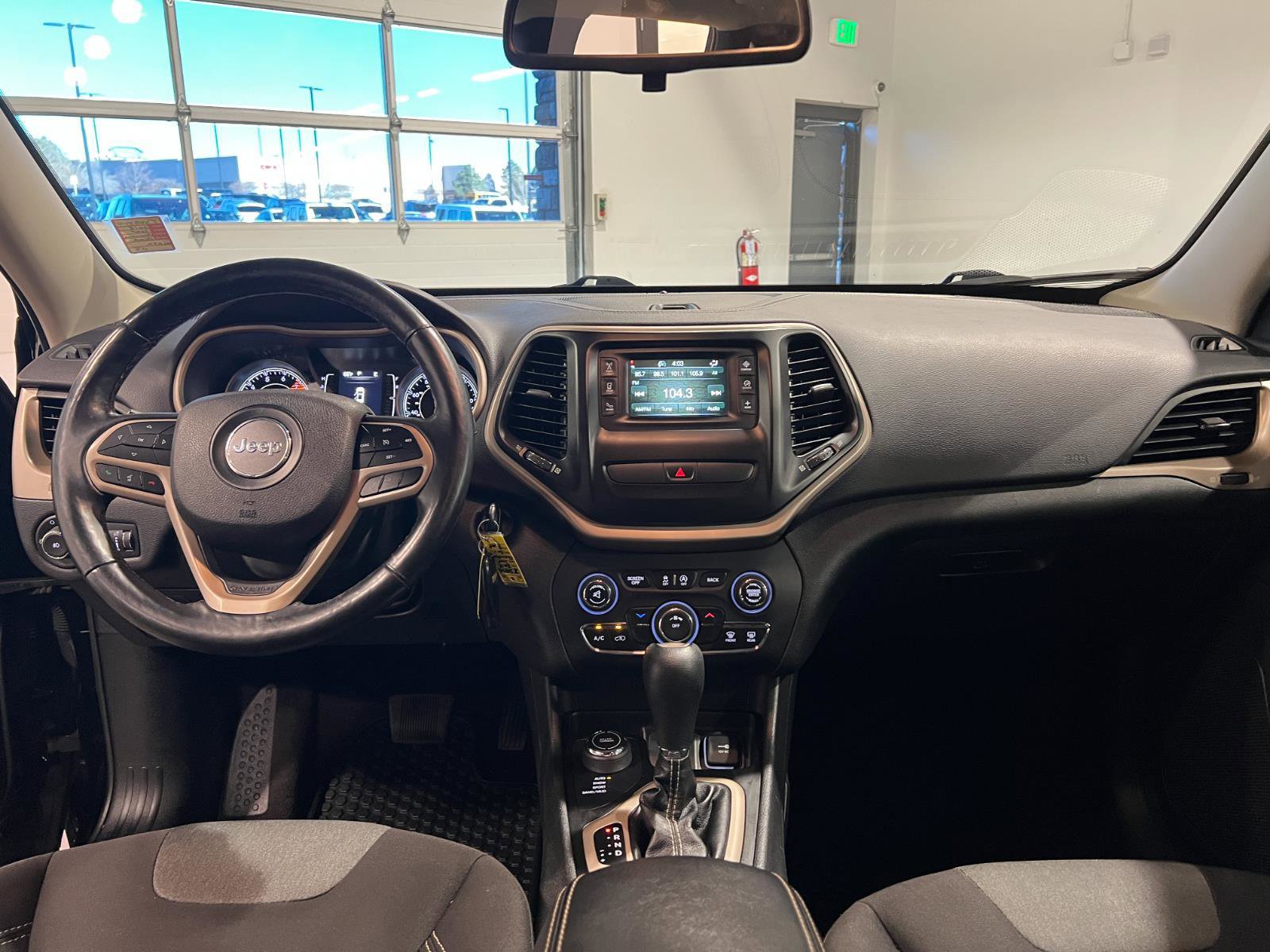 Used 2018 Jeep Cherokee Latitude w/ Cold Weather Group image 28