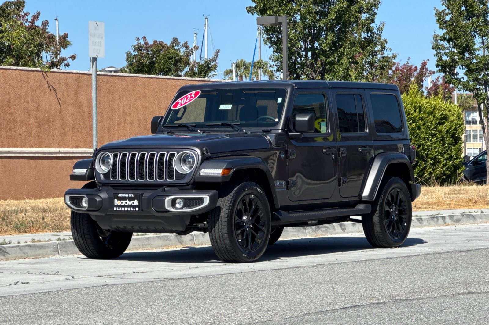 Used 2025 Jeep Wrangler Unlimited Sahara AWD/4WD image 8