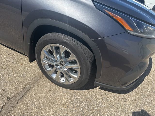 Used 2024 Toyota Highlander Limited image 3