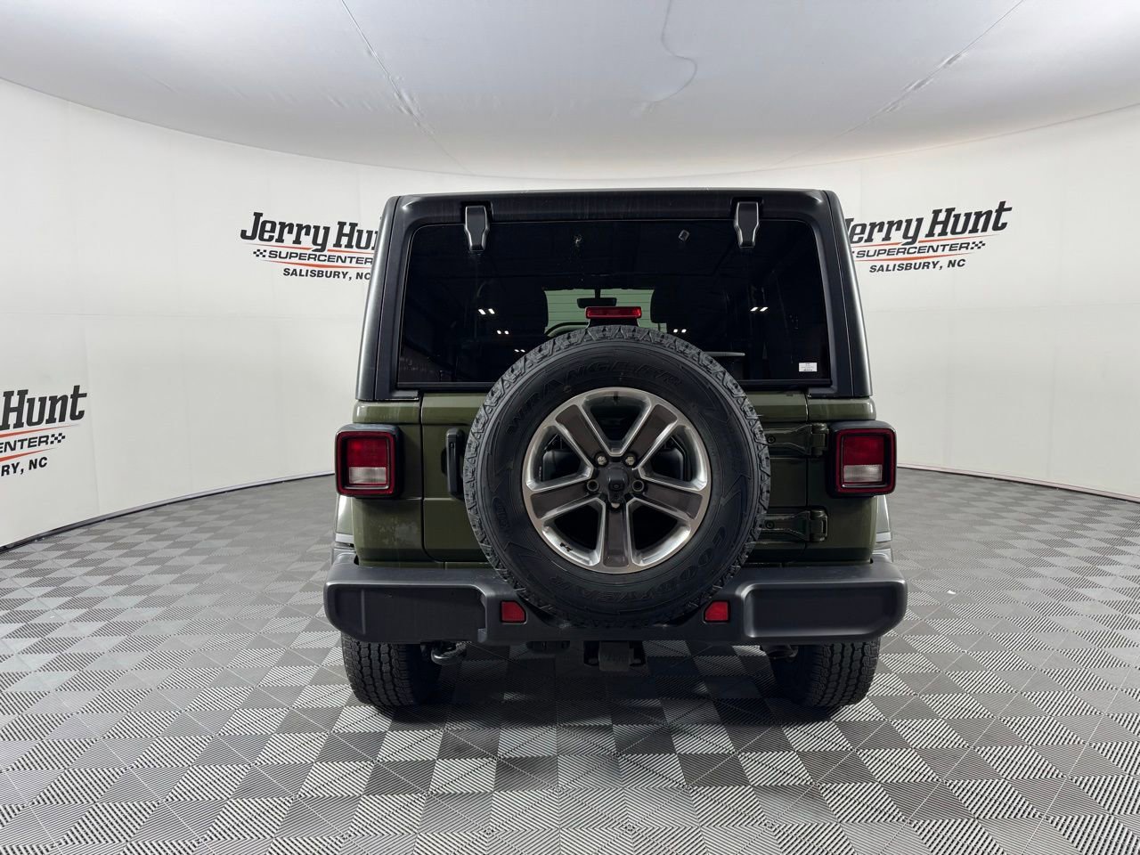 Used 2022 Jeep Wrangler Unlimited Sahara w/ Cold Weather Group image 9