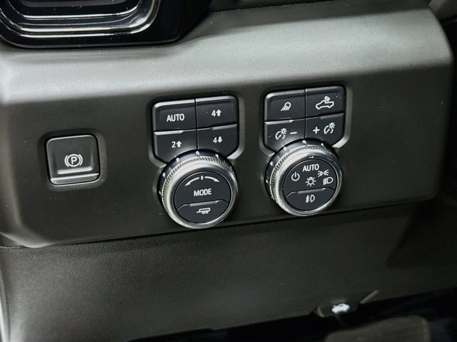 Used 2024 GMC Sierra 1500 AT4 w/ Technology Package AWD/4WD image 12
