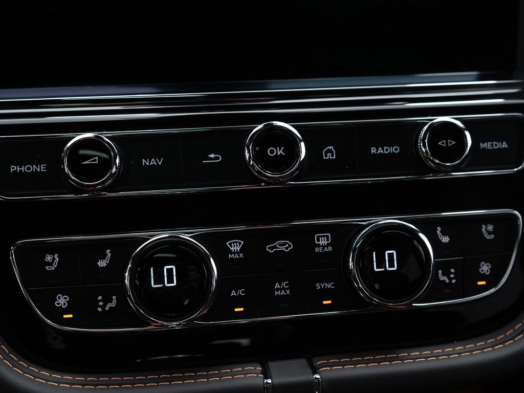 Used 2025 Bentley Bentayga image 37