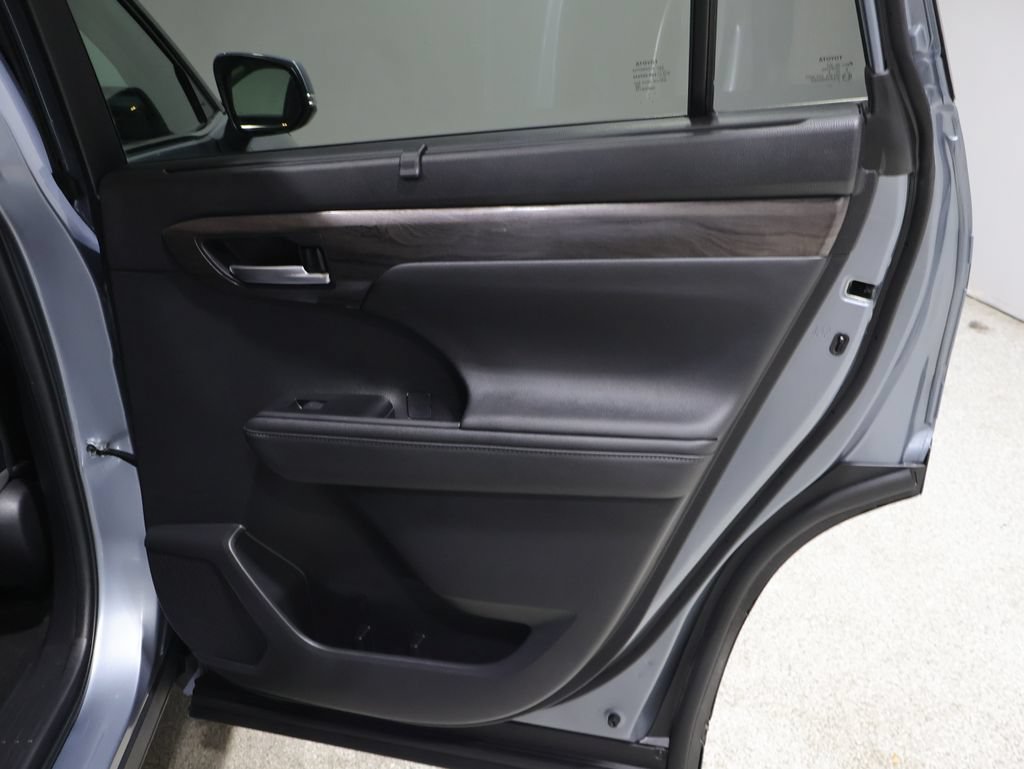 Used 2023 Toyota Highlander Limited AWD/4WD image 22