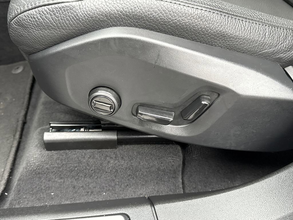 Used 2025 Volvo XC60 B5 Plus image 12