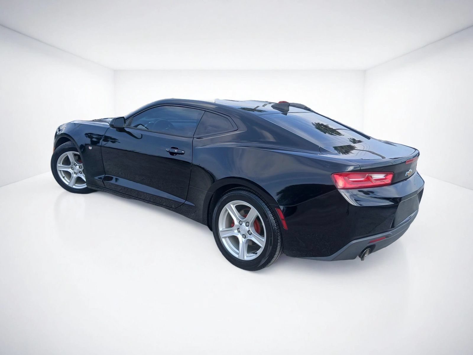 Used 2018 Chevrolet Camaro LS RWD image 5