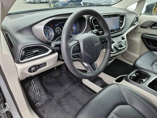 Used 2023 Chrysler Pacifica Touring-L FWD image 28
