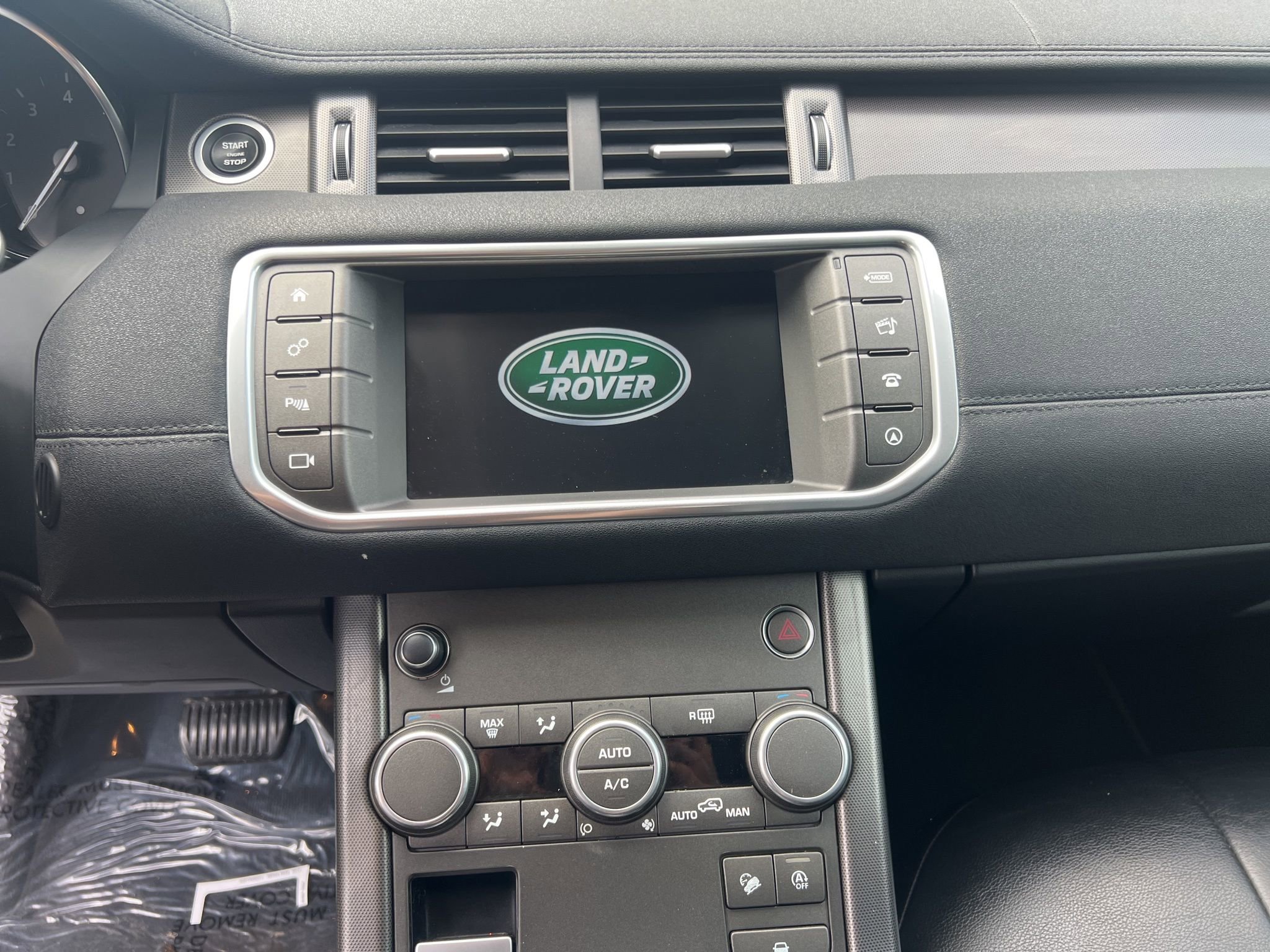 Used 2019 Land Rover Range Rover Evoque SE image 17