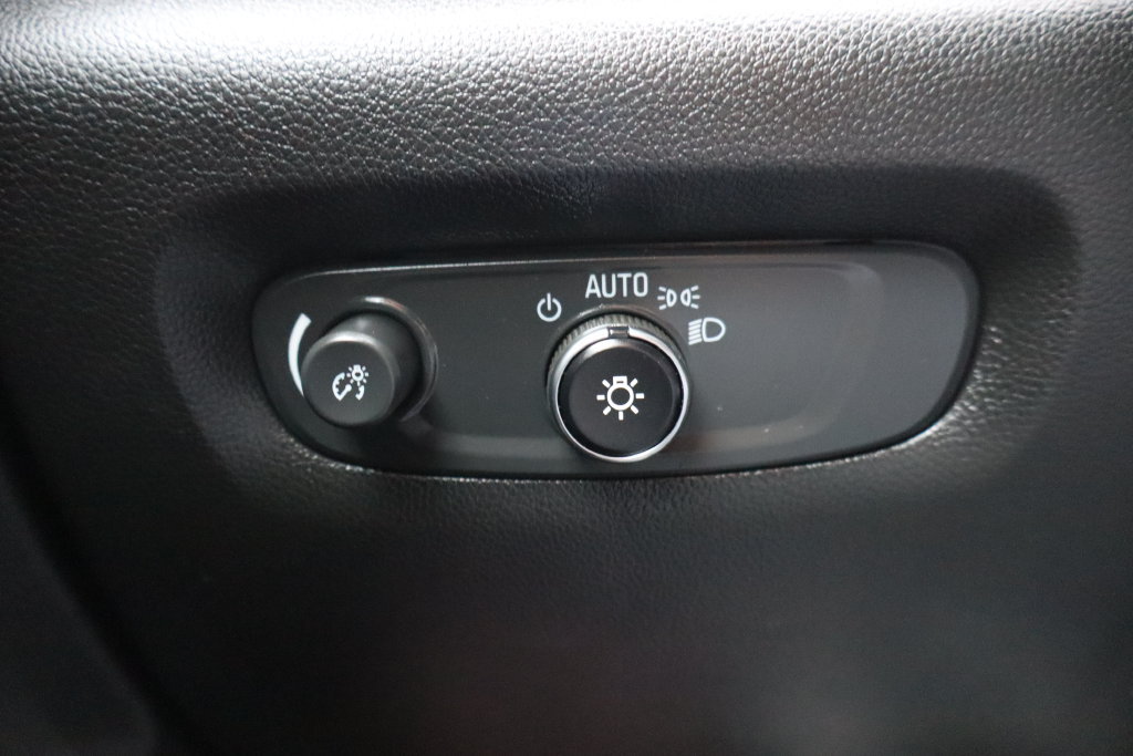 Used 2023 Chevrolet Traverse LT w/ LT Premium Package AWD/4WD image 19