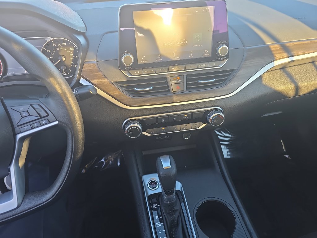 Used 2025 Nissan Altima 2.5 SV FWD image 12