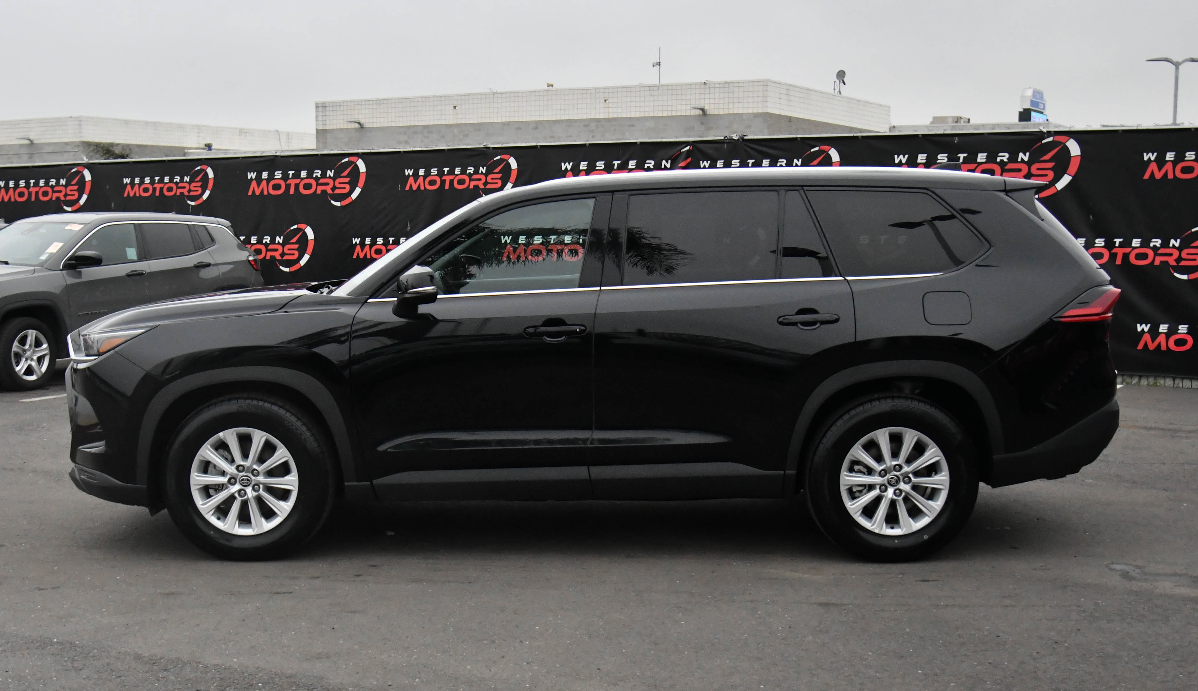 Used 2025 Toyota Grand Highlander AWD image 4