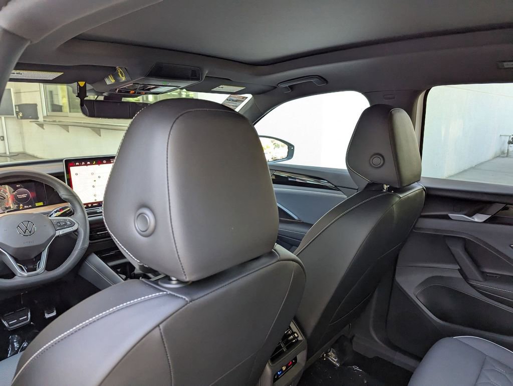 New 2025 Volkswagen Tiguan SE R-Line image 16