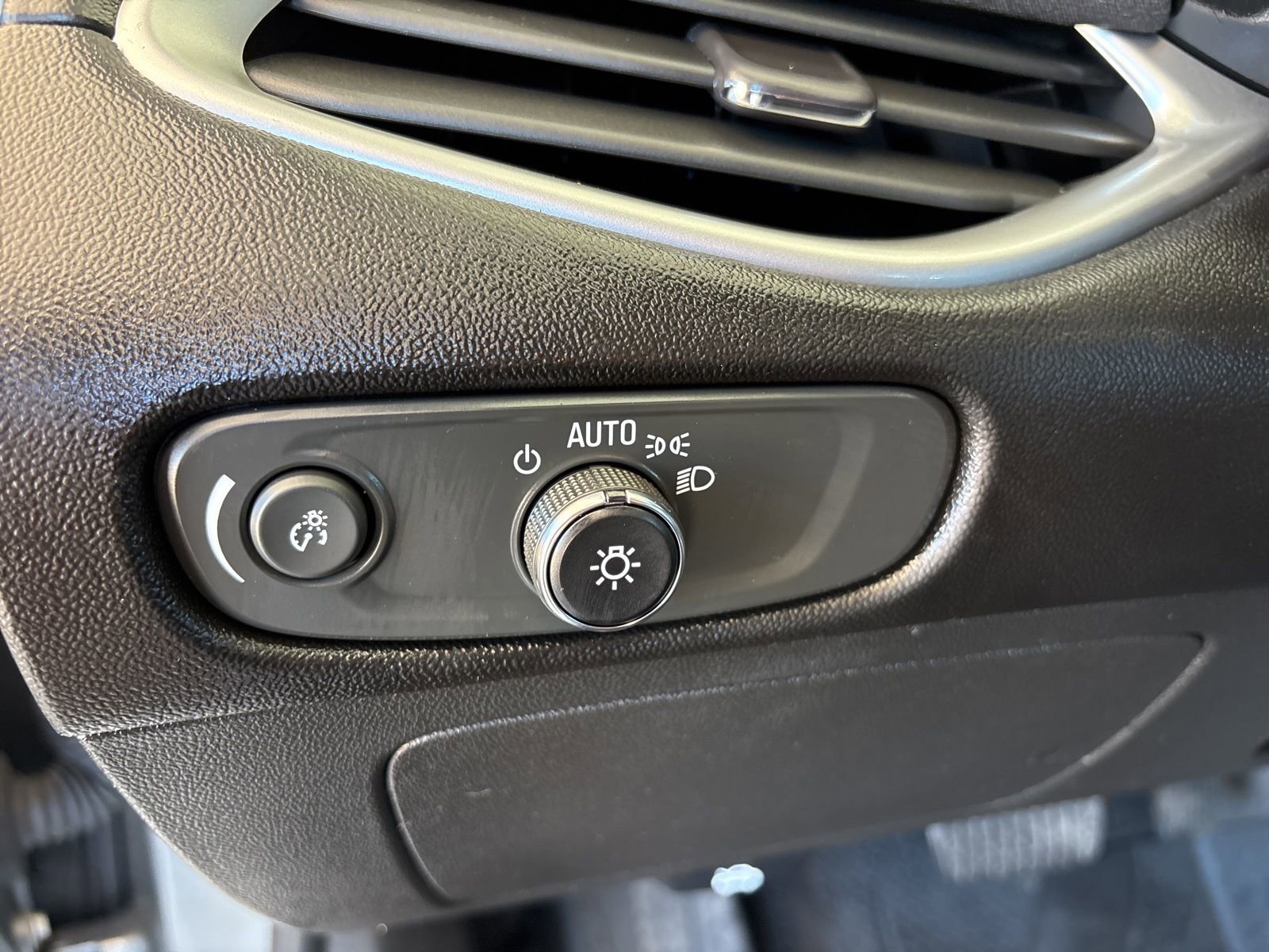 Used 2023 Chevrolet Malibu LT image 12