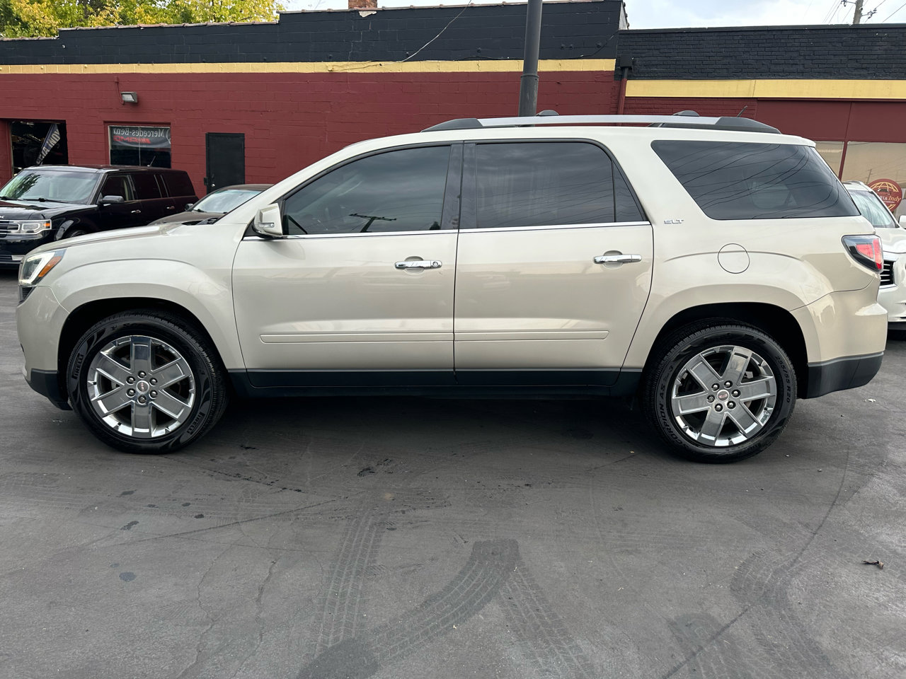 Used 2017 GMC Acadia Limited SLT image 2