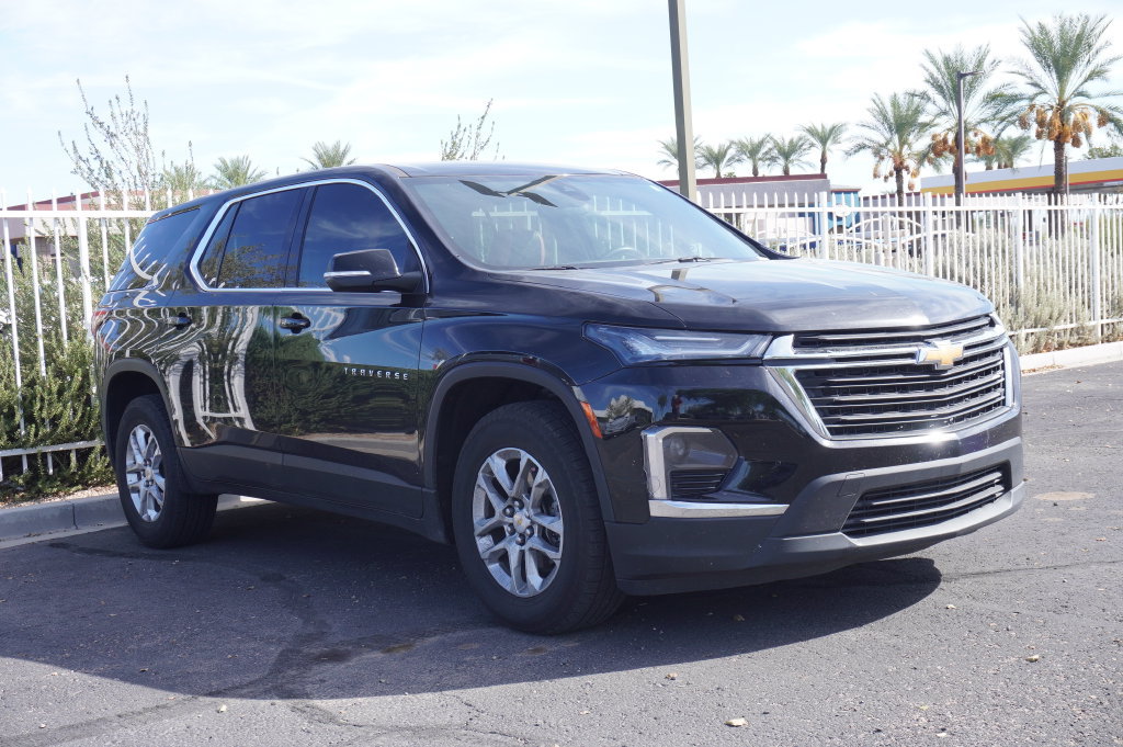 Used 2023 Chevrolet Traverse LS w/ Safety Package FWD image 5