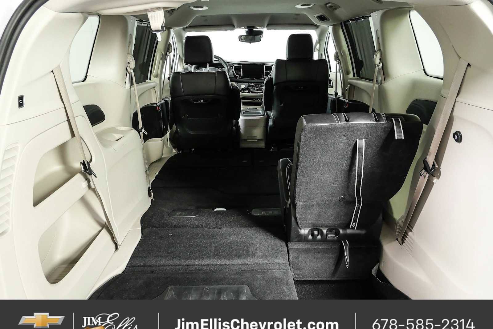 Used 2024 Chrysler Pacifica Touring-L FWD image 30