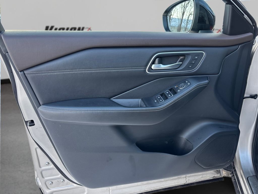 Used 2022 Nissan Rogue Platinum w/ Head-Up Display Package image 20