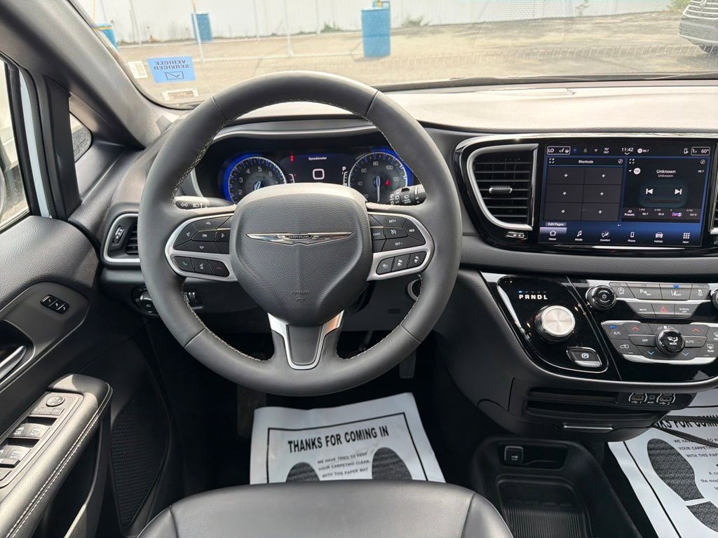 Used 2025 Chrysler Pacifica Select image 16
