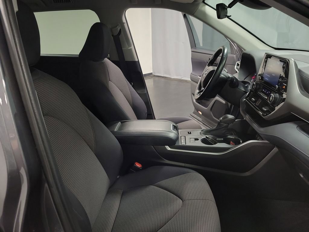 Used 2021 Toyota Highlander LE image 23
