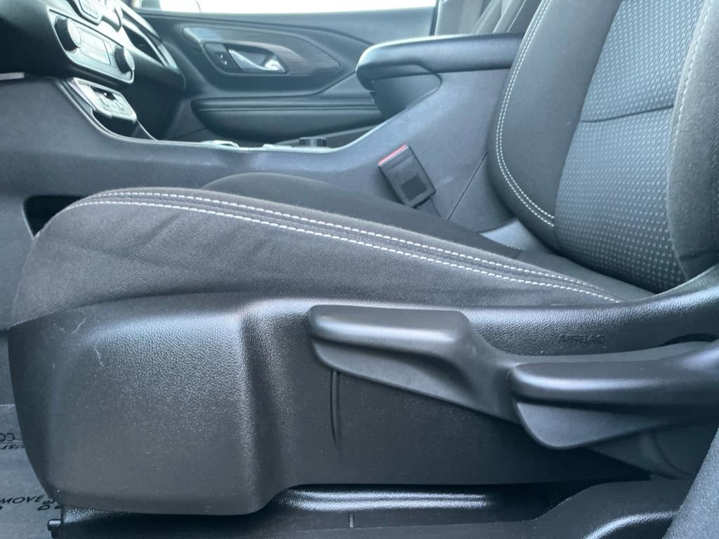 Used 2024 GMC Terrain SLE image 23