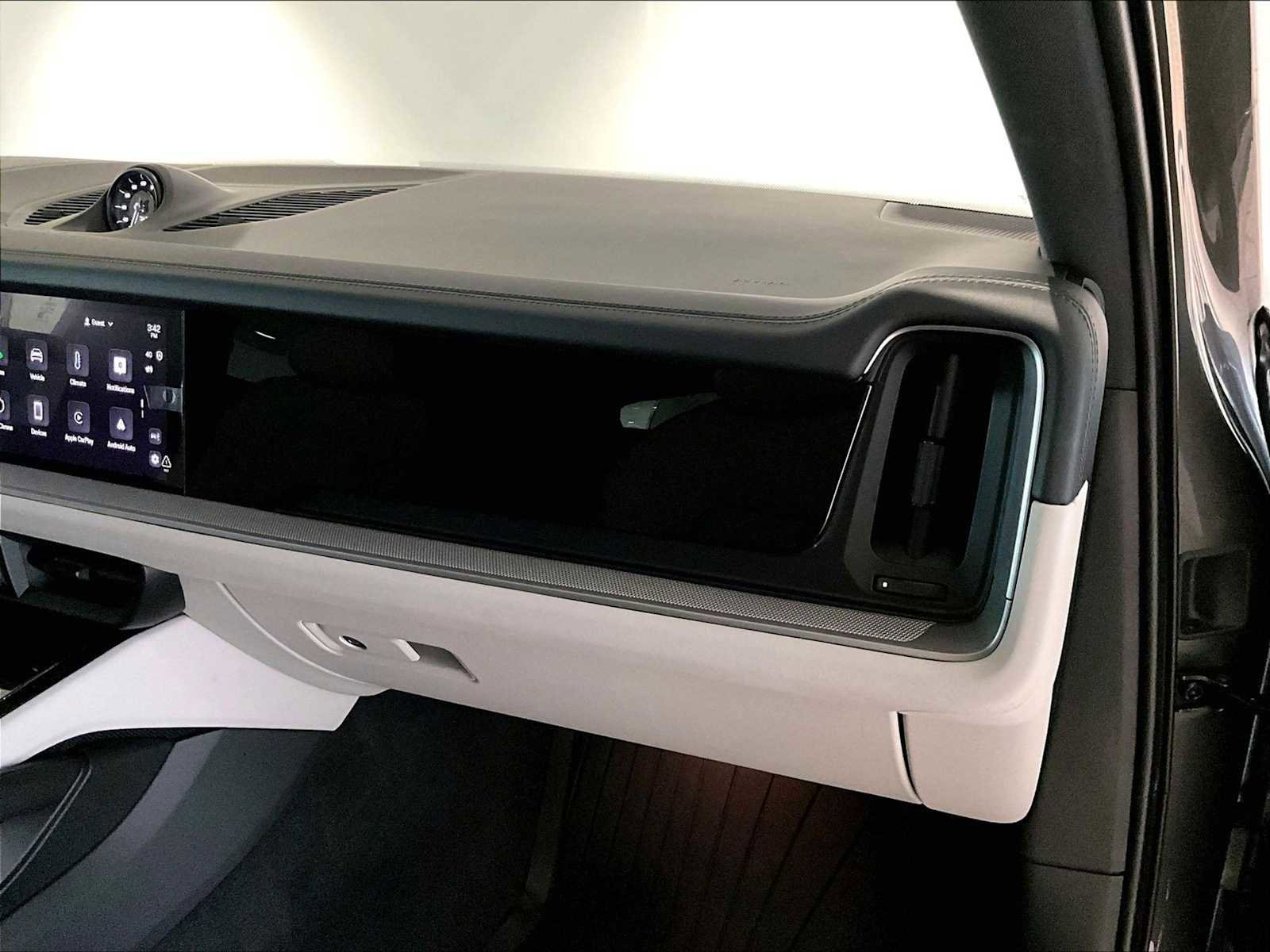 Used 2025 Porsche Cayenne image 23