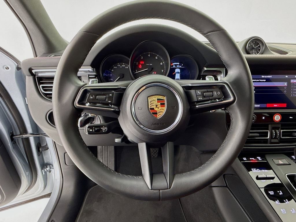 Certified 2025 Porsche Macan image 16