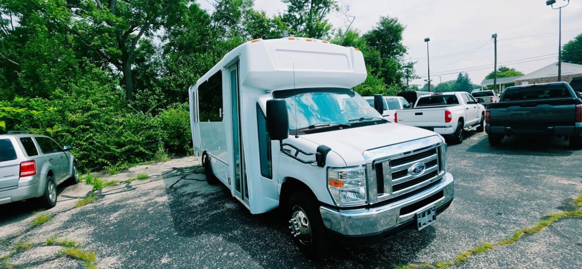 Used 2016 Ford E-450 and Econoline 450 Super Duty w/ Shuttle Bus Prep Package RWD image 3