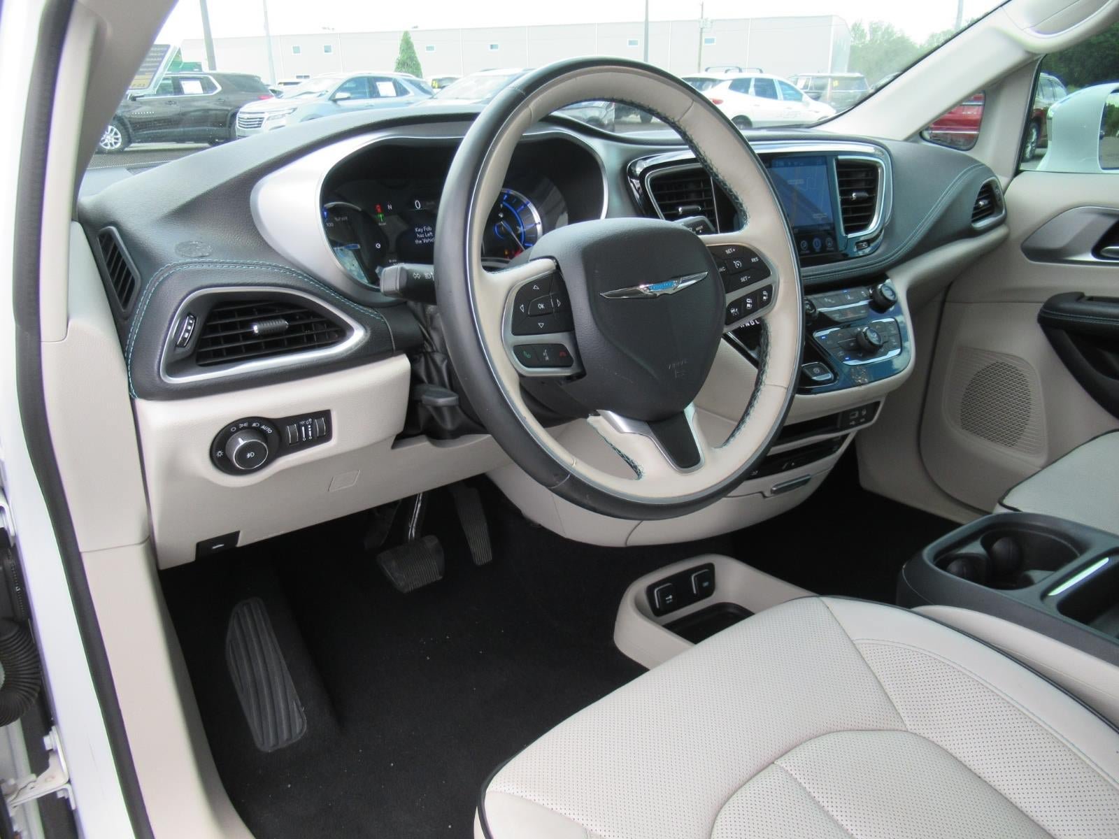 Used 2017 Chrysler Pacifica Platinum FWD image 21