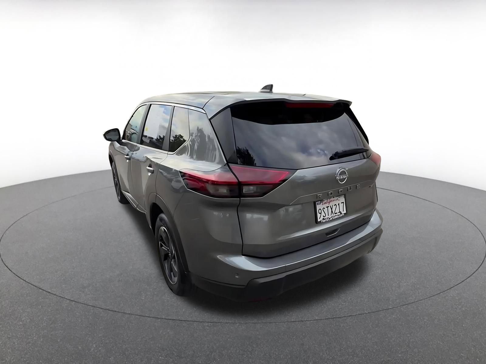 Used 2025 Nissan Rogue SV FWD image 11