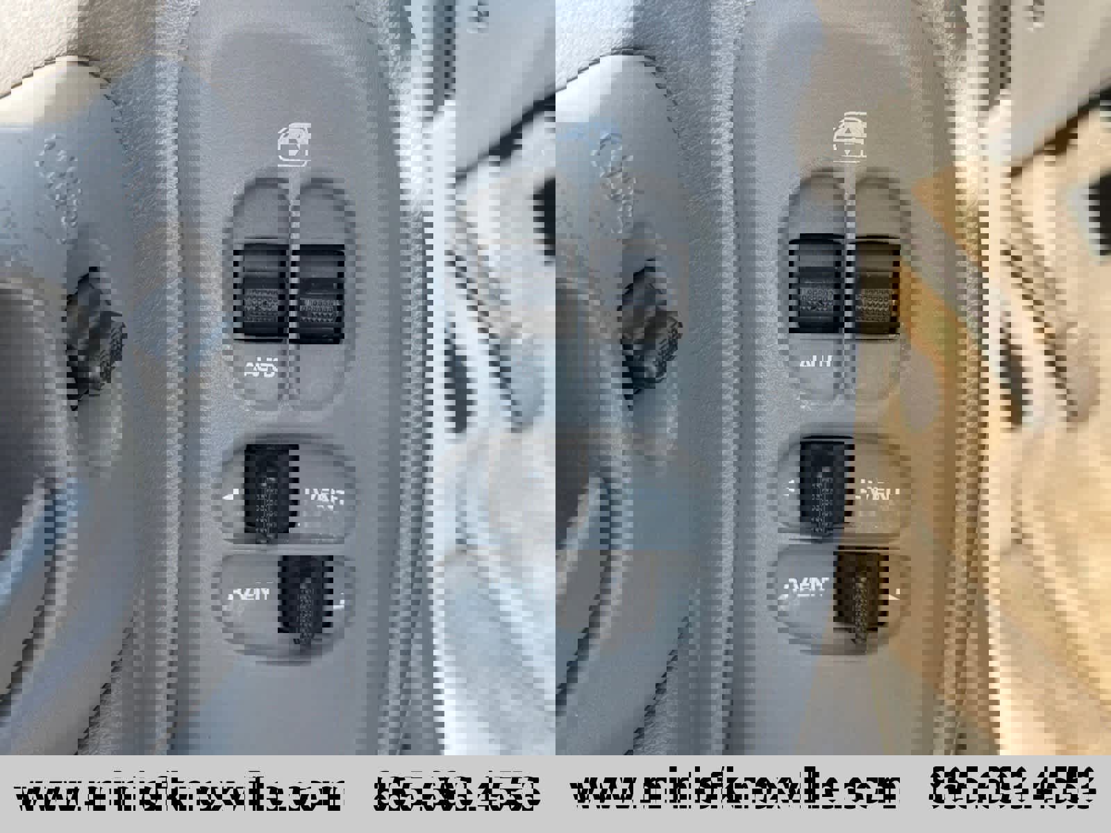 Used 2006 Chrysler Town & Country image 12